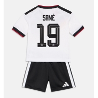 Camiseta Alemania Leroy Sane #19 Primera Equipación Replica Mundial 2026 para niños mangas cortas (+ Pantalones cortos)